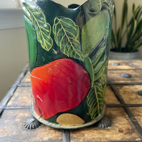Vintage 1993 Hosley Hand Painted Vegetables Metal Basket Flower Pot - Picture 3 of 7